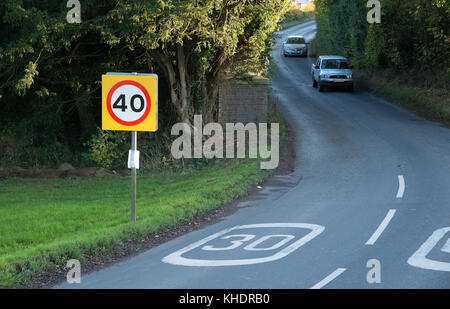 Verwirrende Geschwindigkeit Zeichen in Middleton, Ludlow, Shropshire. Stockfoto