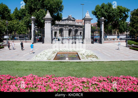 Puerta de Alcala aus dem Retiro Park. Madrid, Spanien. Stockfoto