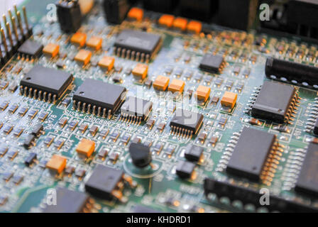 Die Computer elektronische Karte mit Chips, Mikroprozessoren, Transistoren, Entdecker und andere elektronische Bauteile. Stockfoto