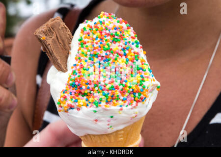 Eis, mit Schokolade Flake und bunten Streuseln Stockfoto