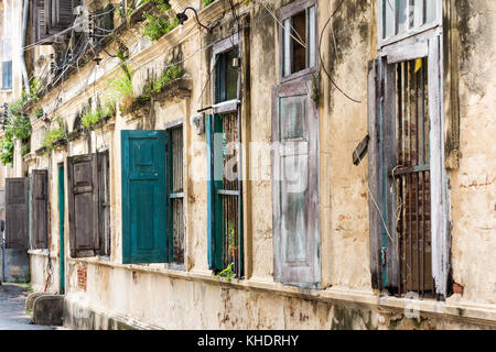 Fenster und Rollläden, Old Customs House Building, Bangkok, Thailand Stockfoto