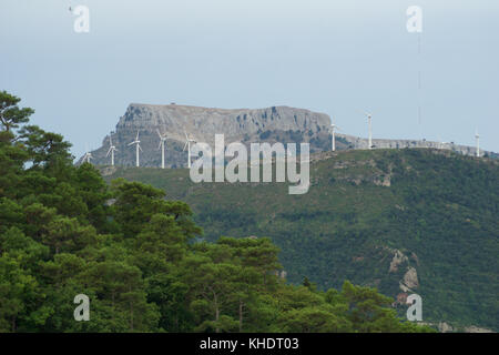 Tarragona, Spanien - Aug 29th, 2017: einen Windpark, Gruppe von kleinen Windkraftanlagen in der gleichen Lage zur Stromerzeugung in Katalonien zu produzieren Stockfoto