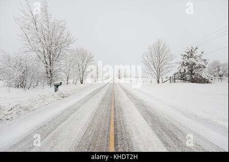 Blick auf verschneite Straße von der Mitte der Straße nach einem großen Schneefall in clarington, on, Kanada Stockfoto