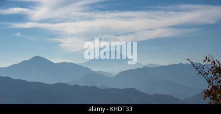 Iconic Mount Fuji in misty Wolken wie altes Gemälde und, vom Mount Takao in Japan gesehen gewickelt Stockfoto