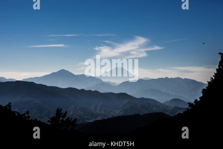 Iconic Mount Fuji in misty Wolken wie altes Gemälde und, vom Mount Takao in Japan gesehen gewickelt Stockfoto