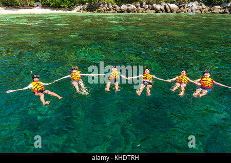 Lipe Island, Thailand - Feb 20: undefiniert Touristen schnorcheln mit Verschluss zusammen über das Meer rund um die Insel Lipe am 20. Februar 2016. lipe Insel l Stockfoto