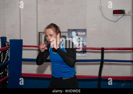 Hannah Robinson eine Boxerin, die die englische Leichtgewicht-Titelverteidiger (60kg) ist, die in einem Fitnessstudio in Bishop Auckland, County Durham, trainiert und trainiert. Stockfoto