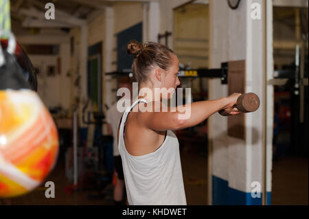 Hannah Robinson ein weiblicher Boxer, ist die englische leichte Titelverteidiger (60 kg) Erarbeitung und Training in einem Fitnessstudio in Bishop Auckland, County Durham. Stockfoto