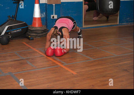 Hannah Robinson ein weiblicher Boxer, ist die englische leichte Titelverteidiger (60 kg) Erarbeitung und Training in einem Fitnessstudio in Bishop Auckland, County Durham. Stockfoto