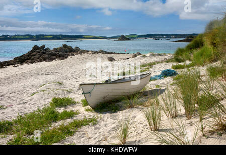 Kleines Ruderboot am Strand, Lawrence Bay, St Martin's, Scilly Inseln Stockfoto