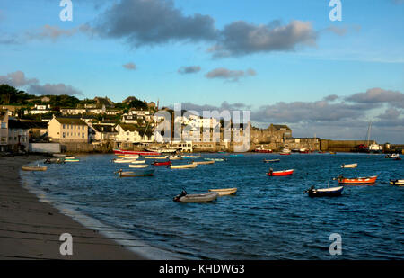 Stadt, Strand und Hafen, Hugh Town, St. Maria, die Scilly Inseln, England Stockfoto