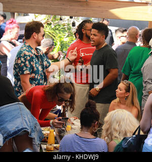 MIAMI, FL - JULI 02: (EXKLUSIVE BERICHTERSTATTUNG) wie Sterling Clay Shepard Sterling Clay ein Bier am 4. Juli Wochenende, wenn sie kein Flaschenöffner, mit seinen Zähnen wie ein Tier natürlich. Shepard ist ein amerikanischer Fußball-Empfänger für die New York Giants der National Football League gesehen auf Comedian und Schauspieler Kevin Hart Geburtstagsfeier. Red Stripe ist ein 4.7% ABV Pale Lager gebraut von Desnoes & Geddes in Jamaika. Am 2. Juli 2017 in Miami, Florida Menschen: Sterling Clay Shepard Transmission Ref: MNCRYC Stockfoto