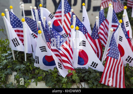 Amerikanische und südkoreanische Flaggen, die am Veterans Day in New York City in Blumentöpfen am Broadway in der Nähe des Koreatown-Viertels auf der 6th Avenue in Midtown Manhattan gezeigt werden. Stockfoto