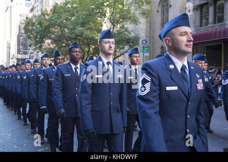 United States Air Force marschiert in der Veterans Day Parade, New York City. Stockfoto