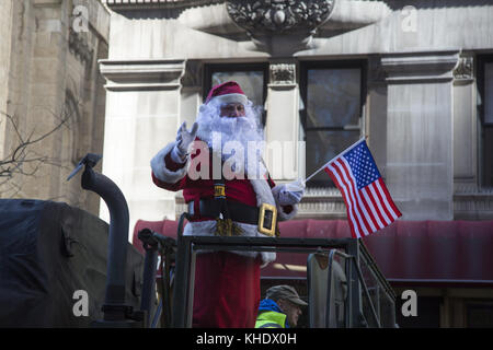 Santa Clause scheint ein amerikanischer Patriot zu sein, Szene hier auf einem Festwagen in der Veterans Day Parade auf der 5th Avenue in New York City. Stockfoto