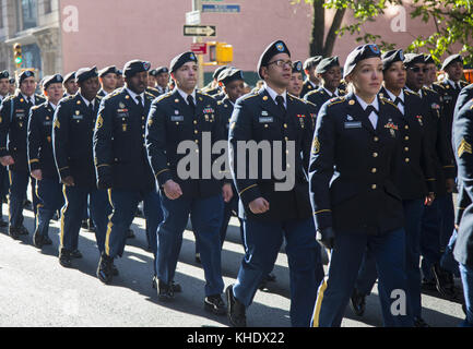 Mitglieder der US-Armee marschieren in der Veterans Day Parade in New York City auf die 5th Avenue. Stockfoto