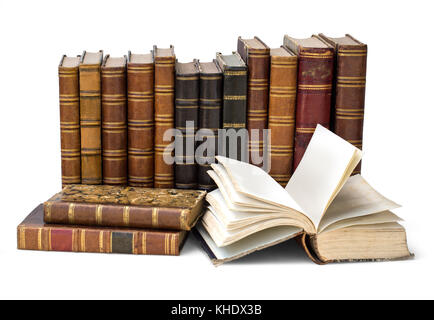 Altes Buch auf weißem Hintergrund mit Freistellungspfad isoliert Stockfoto