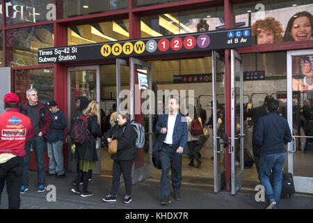 Times Square, V Midtown Manhattan, NYC. Eingang zur U-Bahn-Station Stockfoto