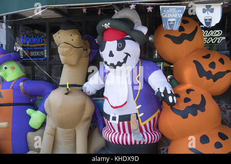 Blowup Halloween Dekorationen zum Verkauf an der 7th Avenue in Park Slope, Brooklyn, NY. Stockfoto