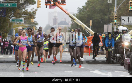 Laufzentrum, in rot oben während der ersten Etappe des Rennens durch Brooklyn; Shalane Flanagan wird die erste Amerikanerin sein, die den New York City Marathon seit 40 Jahren gewonnen hat; seit 1977. Stockfoto