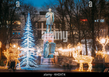 Helsinki, Finnland. Nahaufnahme der Statue von Johan Ludvig Runeberg Esplanadi-Park bei der Beleuchtung am Abend oder Nachtbeleuchtung. Berühmte Wahrzeichen. Monume Stockfoto