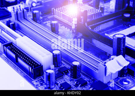 Widerstände, Kondensatoren und andere elektronische Komponenten von Micro Chip im Computer schließen. Stockfoto