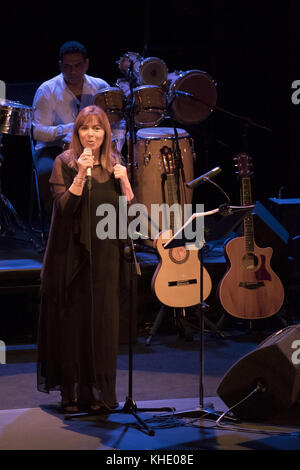 Maria del Mar Bonet tritt während des Überseekonzerts im Fernán Gómez Theater in Madrid, Spanien, live auf der Bühne auf. Darstellen: Maria del Mar Bonet wo: Madrid, Gemeinde Madrid, Spanien Wann: 15 Okt 2017 Quelle: Oscar Gonzalez/WENN.com Stockfoto