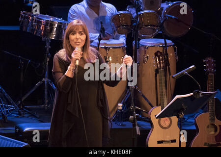 Maria del Mar Bonet tritt während des Überseekonzerts im Fernán Gómez Theater in Madrid, Spanien, live auf der Bühne auf. Darstellen: Maria del Mar Bonet wo: Madrid, Gemeinde Madrid, Spanien Wann: 15 Okt 2017 Quelle: Oscar Gonzalez/WENN.com Stockfoto