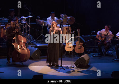 Maria del Mar Bonet tritt während des Überseekonzerts im Fernán Gómez Theater in Madrid, Spanien, live auf der Bühne auf. Darstellen: Maria del Mar Bonet wo: Madrid, Gemeinde Madrid, Spanien Wann: 15 Okt 2017 Quelle: Oscar Gonzalez/WENN.com Stockfoto