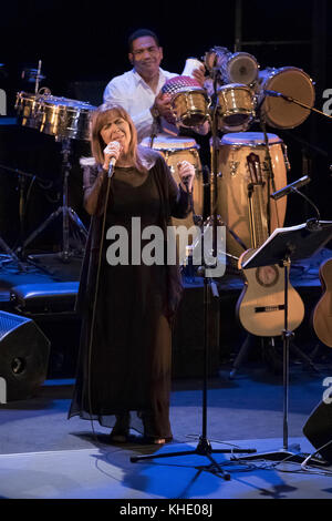 Maria del Mar Bonet tritt während des Überseekonzerts im Fernán Gómez Theater in Madrid, Spanien, live auf der Bühne auf. Darstellen: Maria del Mar Bonet wo: Madrid, Gemeinde Madrid, Spanien Wann: 15 Okt 2017 Quelle: Oscar Gonzalez/WENN.com Stockfoto