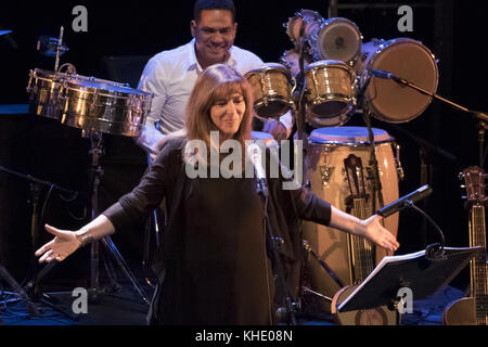 Maria del Mar Bonet tritt während des Überseekonzerts im Fernán Gómez Theater in Madrid, Spanien, live auf der Bühne auf. Darstellen: Maria del Mar Bonet wo: Madrid, Gemeinde Madrid, Spanien Wann: 15 Okt 2017 Quelle: Oscar Gonzalez/WENN.com Stockfoto