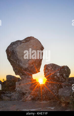 Sonne zwischen Megalith-monument von cancho Que Se Menea. Auf Englisch schalten Rock. Montanchez, Spanien Stockfoto