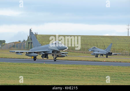 Die UKs Eurofighter Typhoon twin engined Canard - delta Wing schnelle Kampfjets, von denen einige an RAF lLossiemoputh in NE Schottland basieren. Stockfoto