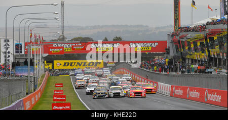 Supercheap Auto Bathurst 1000 auf dem Mount Panorama Circuit in Bathurst, Australien. Mit: Race Start Wo: Bathurst, New South Wales, Australien Wann: 08 Okt 2017 Credit: WENN.com Stockfoto