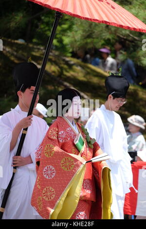 Eine Japanerin und zwei japanische Männer in traditioneller Kleidung. Stockfoto
