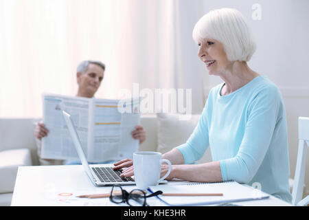 Ältere Frau suchen mit wichtigen Informationen zufrieden Stockfoto