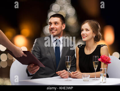 Paar unter Menü zu Weihnachten Restaurant Stockfoto