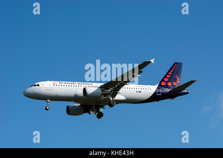 Brussels Airlines Airbus A320-Landung am Flughafen Birmingham, UK (OO-TCV) Stockfoto