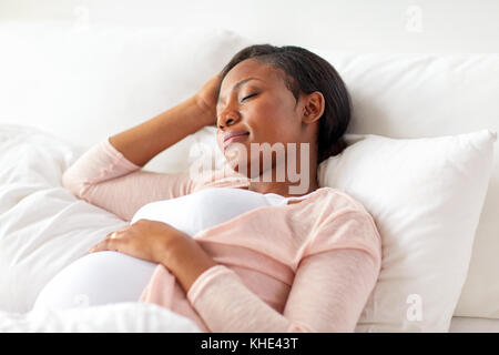Schwangere afrikanische amerikanische Frau schlafen zu Hause Stockfoto