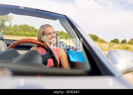 Frau Aufruf auf dem Smartphone bei Cabrio Stockfoto