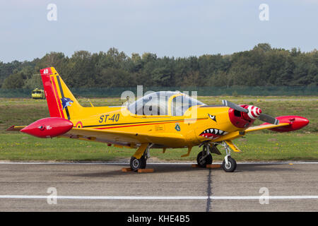 Kleine Brogel, Belgien - 13.September 2014: belgische Luftwaffe SIAI-Marchetti sf.260 Trainer Flugzeug auf dem Rollfeld des kleine-brogel Luftwaffenstützpunkt. Stockfoto