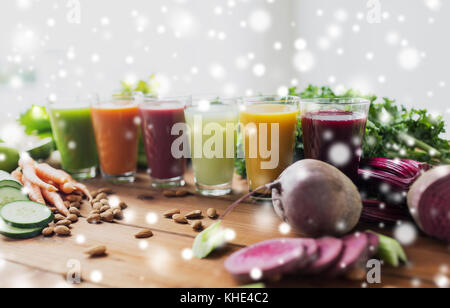 Gläser mit verschiedenen Frucht- oder Gemüsesäfte Stockfoto