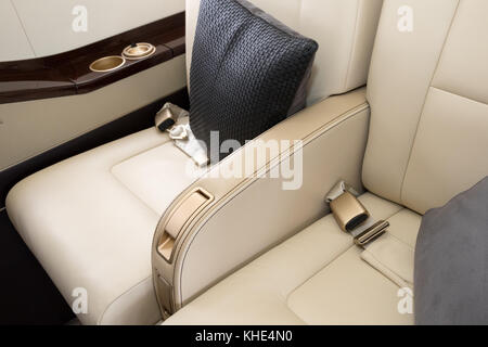 Comfortible Stühle in einem modernen Business Jet Flugzeug. Stockfoto