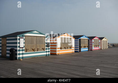 Geschlossen Kioske auf der Pier von Hastings, East Sussex Stockfoto