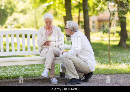 Ältere Frau krankheitsgefühl am Sommer, Park Stockfoto
