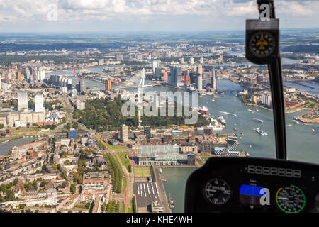 ROTTERDAM, NIEDERLANDE - 2. September 2017: Hubschrauberrundflug über die Erasmus-Brücke und die Innenstadt von Rotterdam. Stockfoto