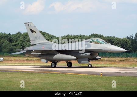 KLEINE BROGEL, BELGIEN - JULI 17: Italienische Air Force F-16 Kampfflugjet-Rolling. Diese F-16 wurden von der US Air Force vermietet, bis Italien genug hatte Stockfoto