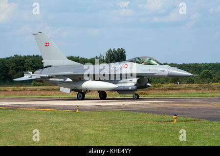 Kleine Brogel, Belgien - 17. Juli: royal danish Air Force F-16 Fighter Jet plane das Rollen nach der Landung auf kleine-brogel Luftwaffenstützpunkt. Stockfoto