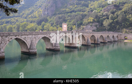 "Die mehmed sokolovic Pasha Brücke" (xvi Jahrhundert) historische Brücke über die Drina in Visegrad, Bosnien und Herzegowina Stockfoto