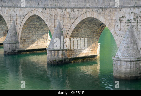 "Die mehmed sokolovic Pasha Brücke" (xvi Jahrhundert) historische Brücke über die Drina in Visegrad, Bosnien und Herzegowina Stockfoto